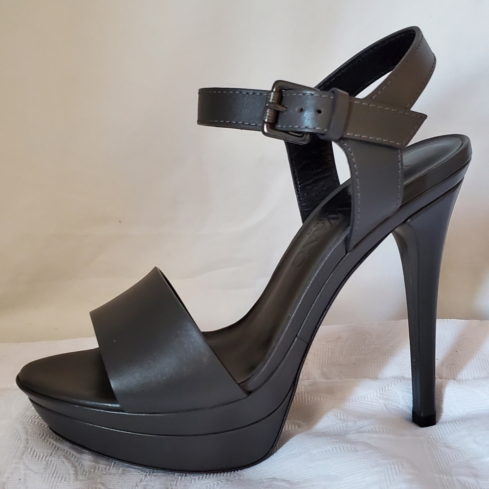NWT Vera Wang Pewter Heels SZ 38.5 - Picture 2 of 9